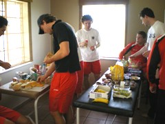 Deutschlands Herren in einem der Bungalows bei der Zwischenmahlzeit.Foto: Heimpel