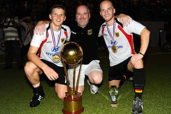 Die Krefelder Abordnung mit dem ausgezeichneten Keeper Niklas Sakowsky. Copyright: worldsportpics.com